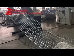 Die Fabrik produziert kleine Aluminiumkreise.