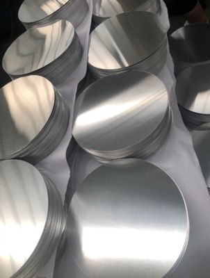 Hohe Flächigkeit 1050/3003 Legierung Aluminiumscheibe Tiefe Zeichnung Rissbeständig mit kundenspezifischem Durchmesser für industrielle Stempel